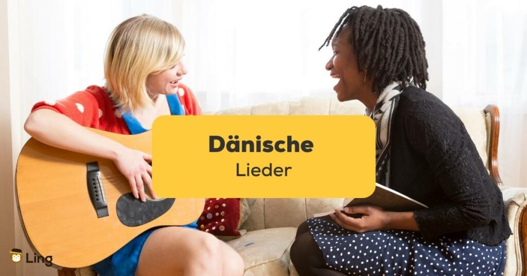 Blonde Frau spielt Gitarre und singt zusammen mit einer weiteren Frau dänische Lieder und lernt damit und Ling-App Dänisch
