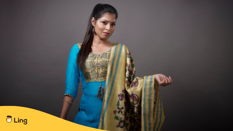 Punjabi-Suits-Ling-App-woman-presents-punjabi-suits-2
