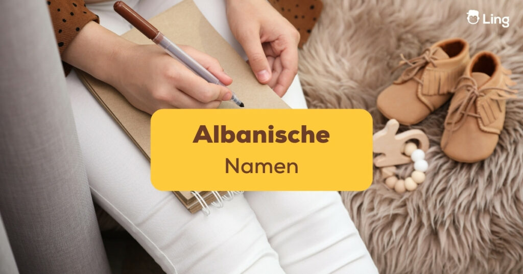 Frau mit Babyschuhen neben sich und einem Notizblock mit beliebte albanische Namen
