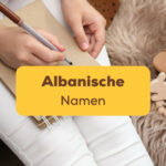 Frau mit Babyschuhen neben sich und einem Notizblock mit beliebte albanische Namen