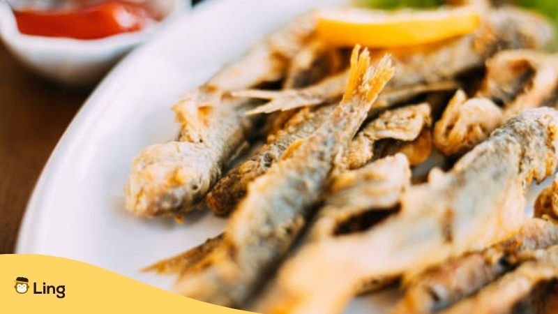 Frittierte Fische mit frischem Zitronensaft ist ein beliebtes Essen in Kroatien
