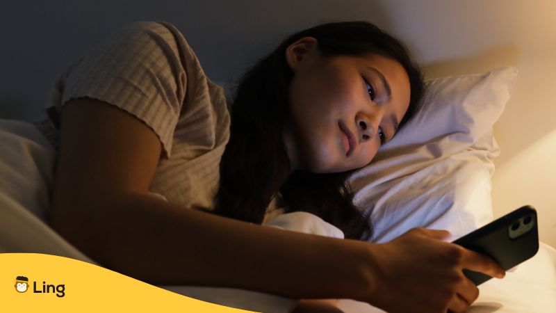 Thailänderin liest SMS zur Nacht, Gute Nacht auf Thai