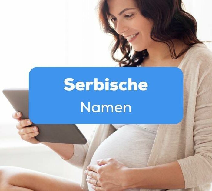 Schwangere Frau hält ihren Bauch und schaut auf einem Tablet nach den häufigsten serbische Namen