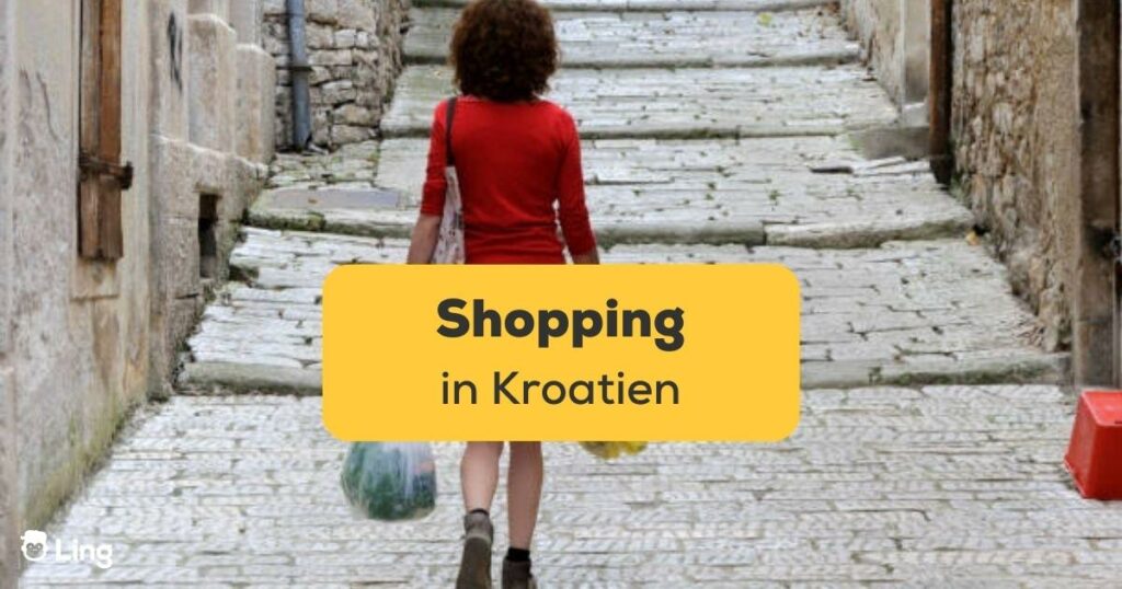 Frau geht eine Straße entlang mit mehreren Einkaufstaschen nachdem sie erfolgreich Vokabeln fürs Shopping in Kroatien benutzt hat