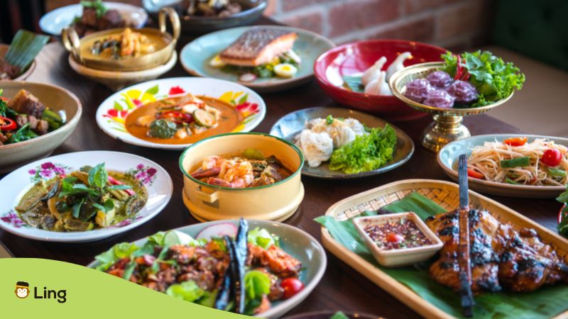 Esstisch mit vielen thailaendischen Gerichten