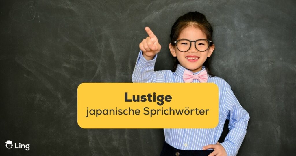 Ein japanisches Mädchen steht vor einer Tafel und macht lachend eine Zeigegeste