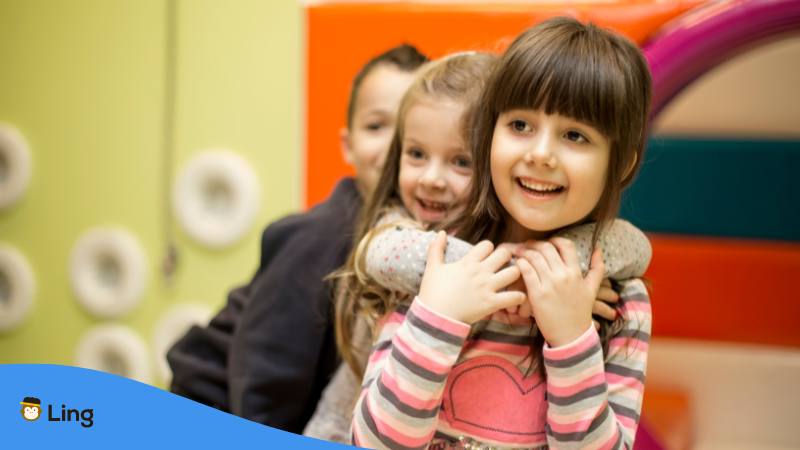 Serbische Mädchen Und Junge Spielen Zusammen