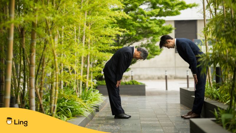 Compliments In Japanese - Japanese co-workers bowing 