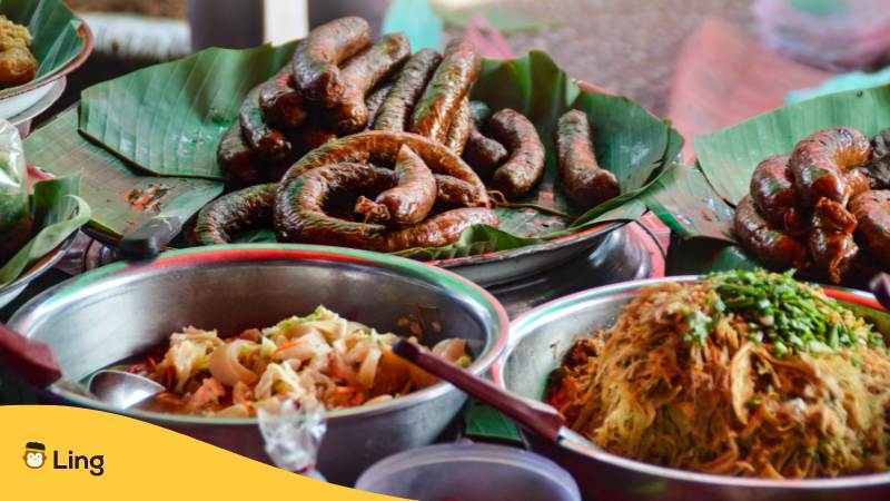 Schüsseln mit laotischen Essen, die man in Laos bestellen kann