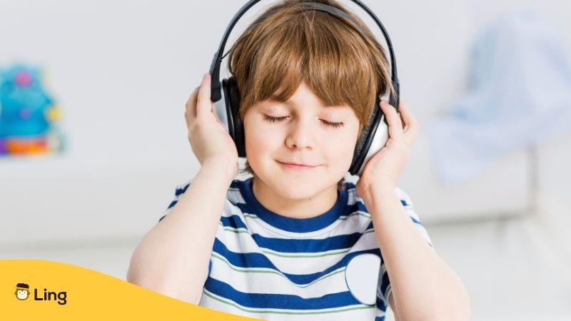 Junge hat Kopfhörer an und hört kroatische Lieder