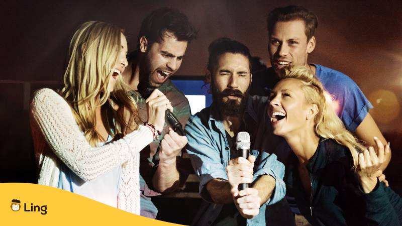 Fünf Freunde lernen gemeinsam Kroatisch mit Karaoke indem sie kroatische Lieder nachsingen