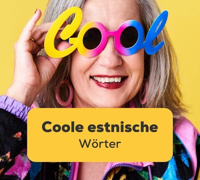 Ältere Frau hat eine Brille worauf cool steht und freut sich mit Ling-App coole estnische Wörter zu lernen