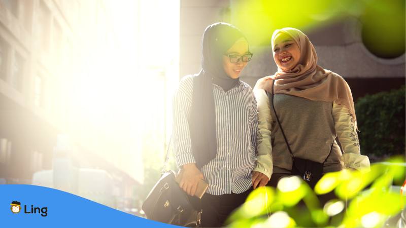 Malaiische Freundinnen im Kopftuch treffen sich und sind dankbar für ihre Freundschaft