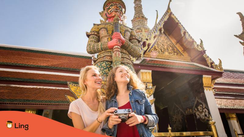 Zwei Touristinnen machen Sightseeing am Königspalast in Bangkok Thailand