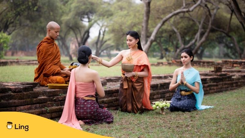 Thai-culture-facts-monk-receives-food-from-beautiful-lady