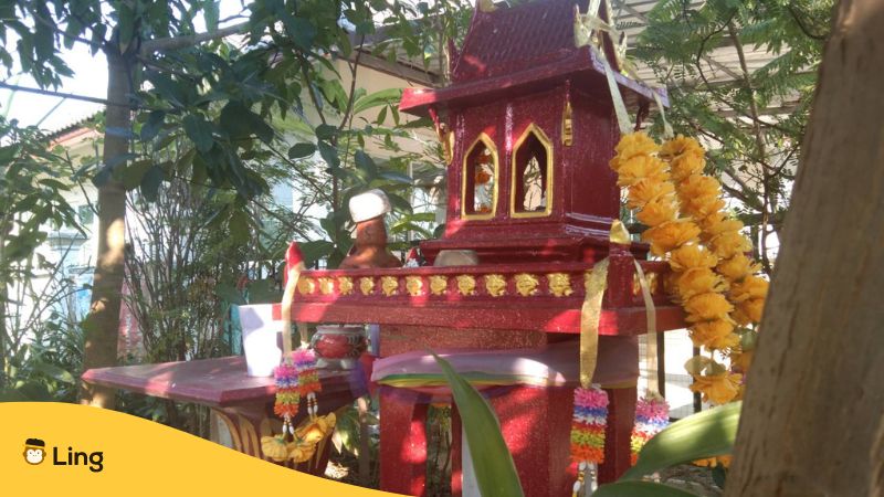 Thailändisches Geisterhaus sind überall in Thailand zu finden und ein Zeichen vom Aberglauben in Thailand