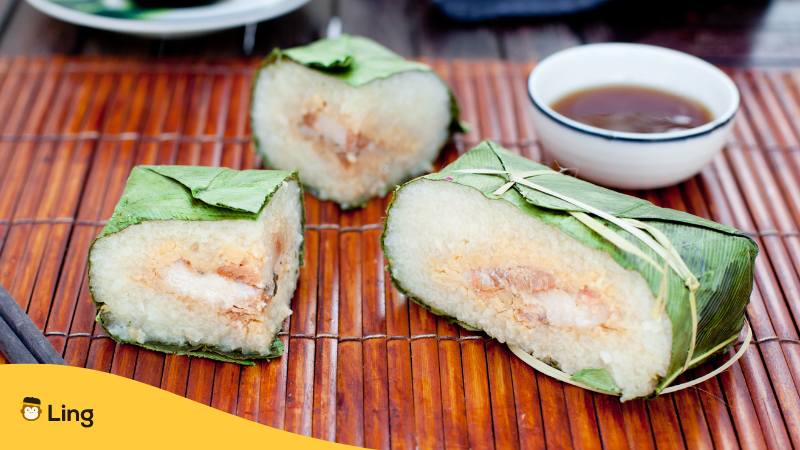 Traditionelles vietnamesisches Gericht Banh Mung quadratischer Klebreiskuchen, das man zum vietnamesischen Neujahr unbedingt essen sollte
