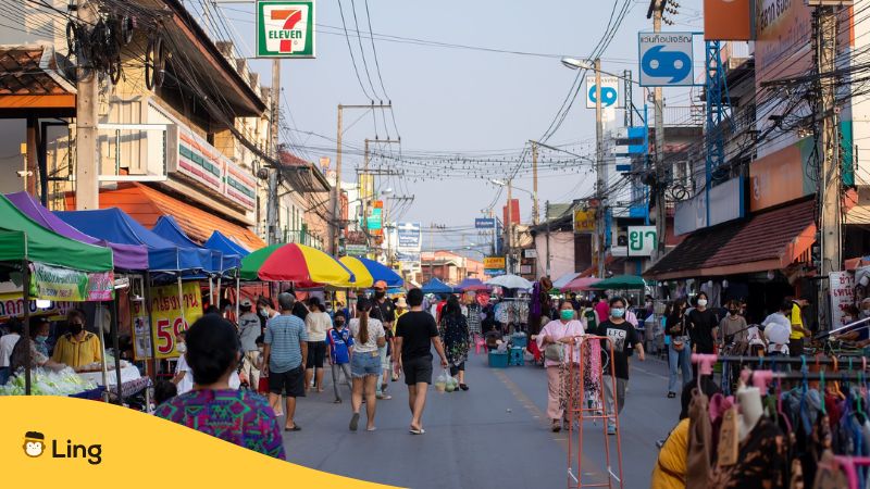 Menschen auf einer Walking Street in Thailand, in dem man Einkaufen und Streetfood essen kann