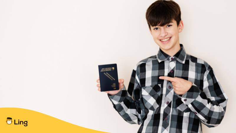Junge mit einem bosnischen Jungennamne hält einen Pass hoch von Bosnien-Herzegowina