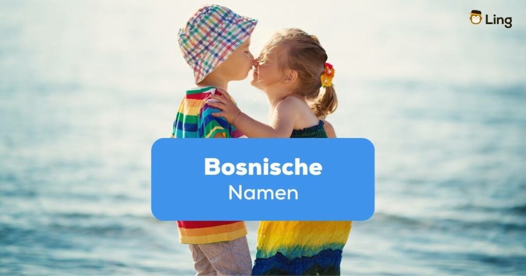 Junge und Mädchen am Meer geben sich spielerisch einen Kuss und haben bosnische Namen
