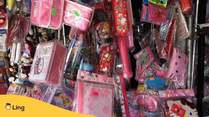 Ein vollgepackter Marktstand in Thailand mit unterschiedlichsten Produkten für Kinder