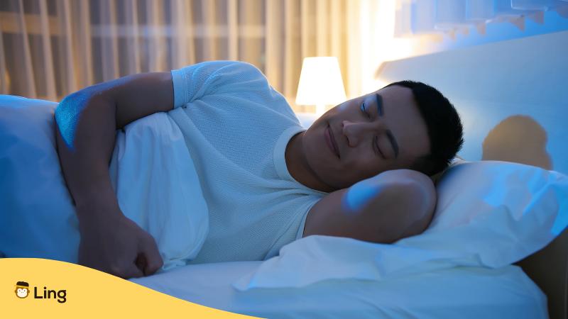 Philippinischer Mann liegt friedlich im Bett und hat auch eine Gute Nacht auf Tagalog gewünscht