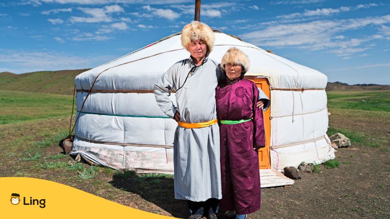 Ein mongolisches Paar steht vor einer Jurte