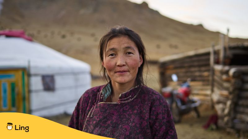 Eine mongolische Frau blickt in die Kamera