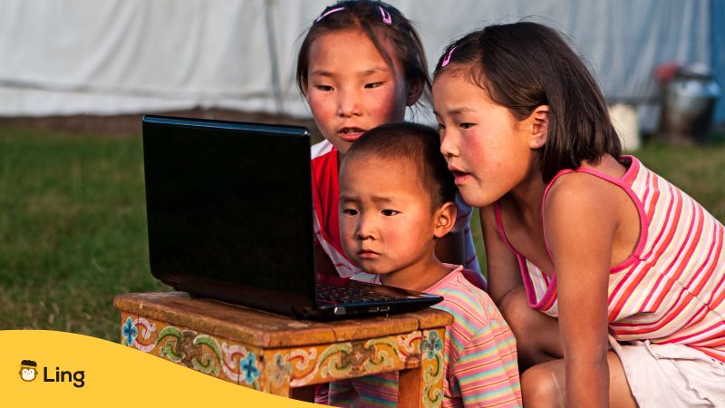 Mongolische Kinder sitzen vor einem Laptop