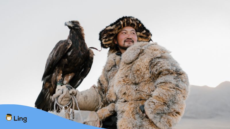Mongolischer Mann mit einem Greifvogel auf dem Arm 