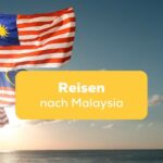 Malaysische Flaggen wehen im Wind bei auf einer Reise nach Malaysia