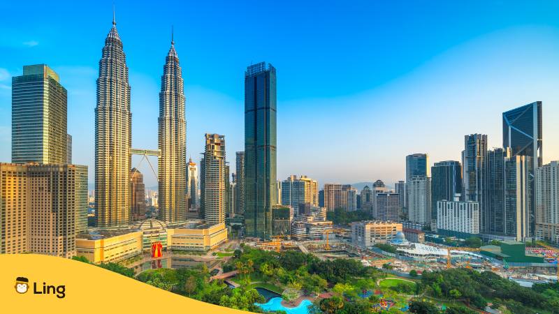 Ausblick auf die Hochhäuser und grünen Parks von Kuala Lumpur der Haupstadt von Malaysia