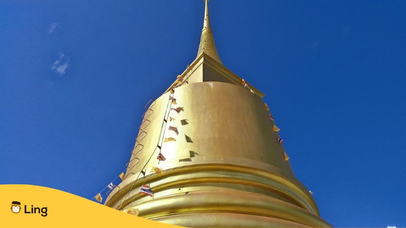 Goldener Chedi im Tempel in Thailand