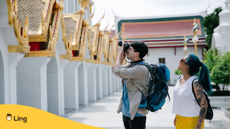 Touristen fotografieren im Tempel in Thailand