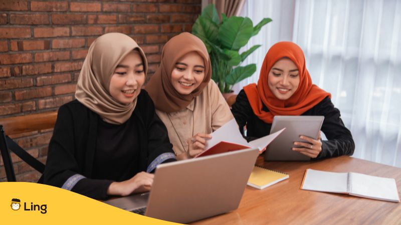 Besides using Ling App, we think making a bunch of kawan perempuan to umpatan with is still the best way to learn Malay.