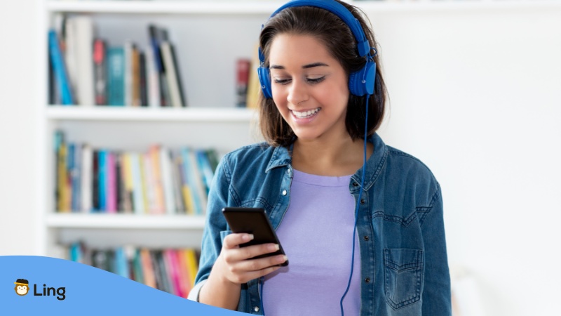 Thai learner listening to podcast while using the Ling app on her phone.