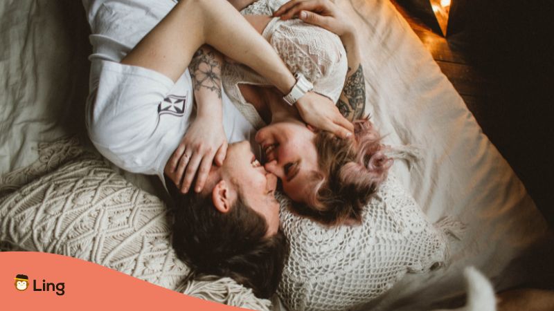 Couple in bed - i love you in tamil - ling app