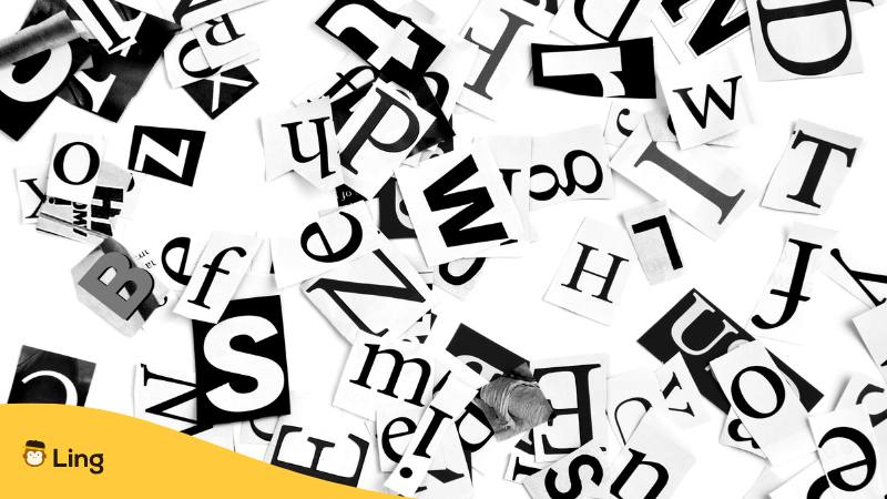 Papierschnipsel Mit Einzelnen Buchstaben Des Albanischen Alphabets In Schwarz