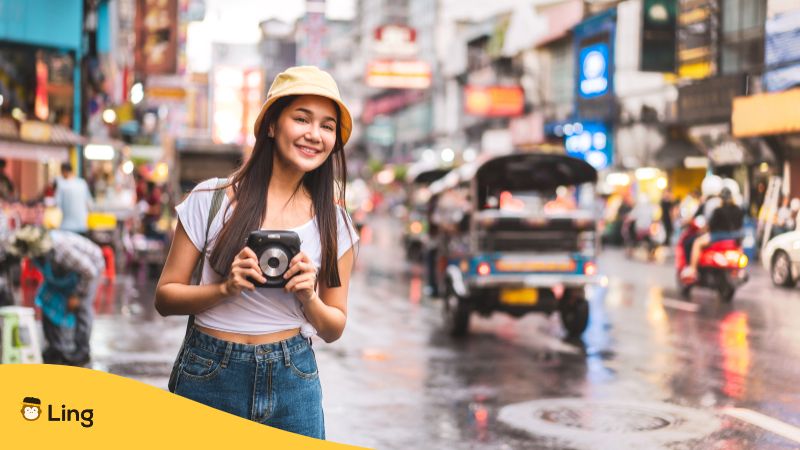 Conversational Chinese Phrases-ling-app-female-tourist-hold-camera