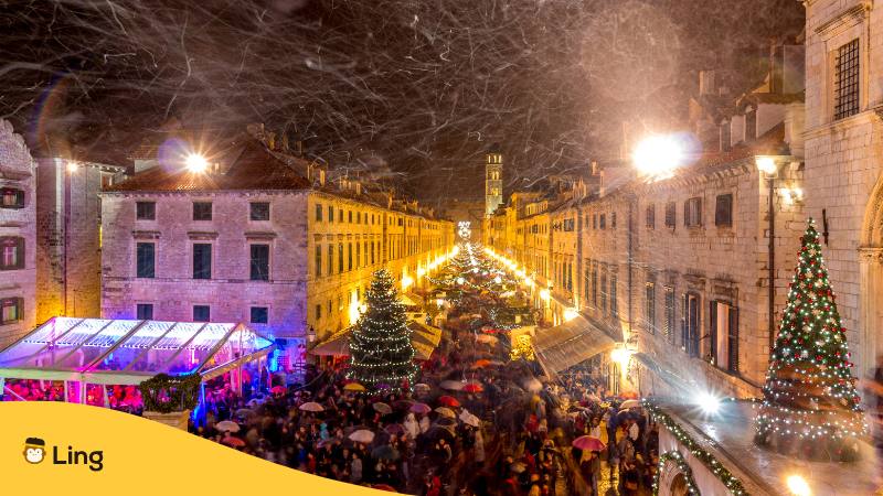 Blick auf die festlich dekorierte Altstadt und Menschenmenge beim Dubrovnik Winter Festival in Kroatien zu Weihnachten