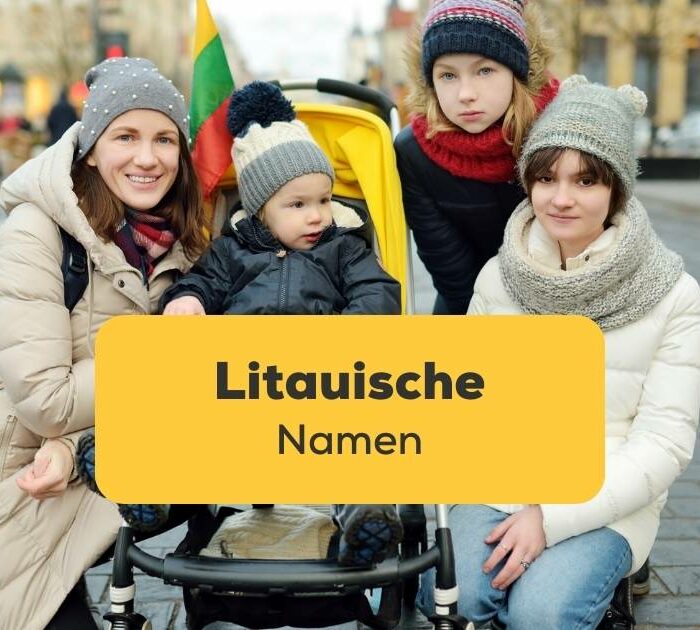 Litauische Mutter sitzt um Kinderwagen mit ihren drei Kindern, welcher einen litauischen Namen tragen. Finde die schönsten litauischen Namen mit der Ling-App