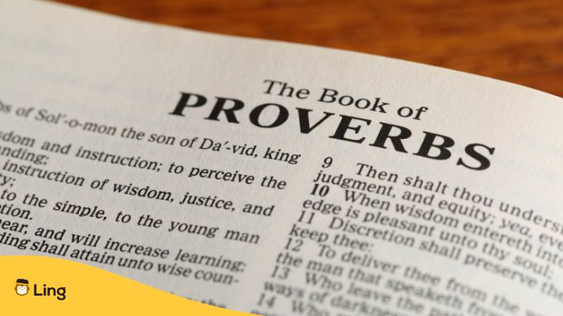 Aufgeschlagenes Buch mit einer Seite mit dem Titel Book of Proverbs auf Deutsch das Buch der Sprichwörter