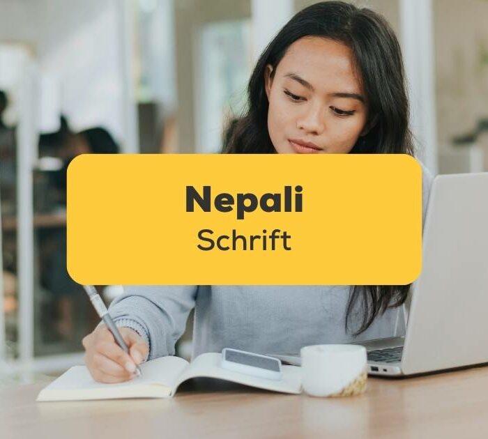 Nepali Schrift Asiatin schreibt in Notizbuch vor Notebook