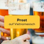 Drei Menschen, die sich gegenseitig mit Biergläsern zuprosten Prost auf Vietnamesisch