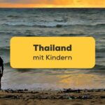 Silhouette von Mutter mit zwei Kindern am Strand von Thailand