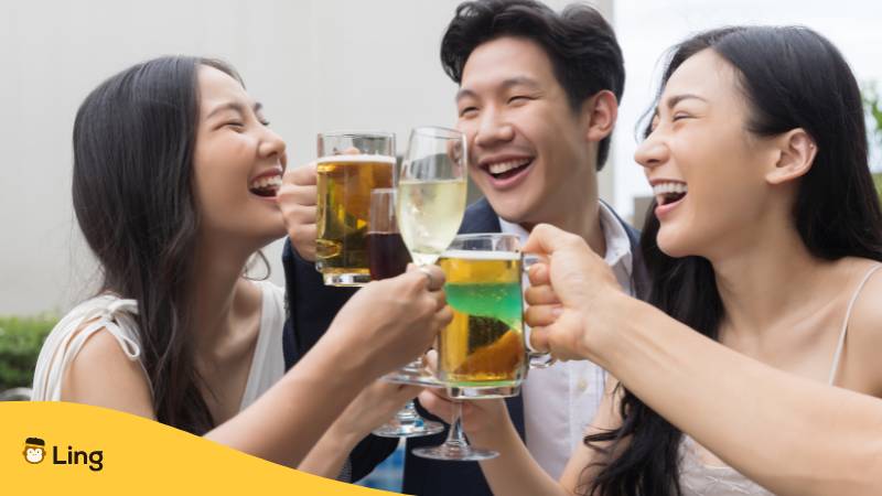Vietnamesische Freunden Stoßen Gemeinsam An Und Sagen Prost Auf Vietnamesisch Một, Hai, Ba, Dzô!