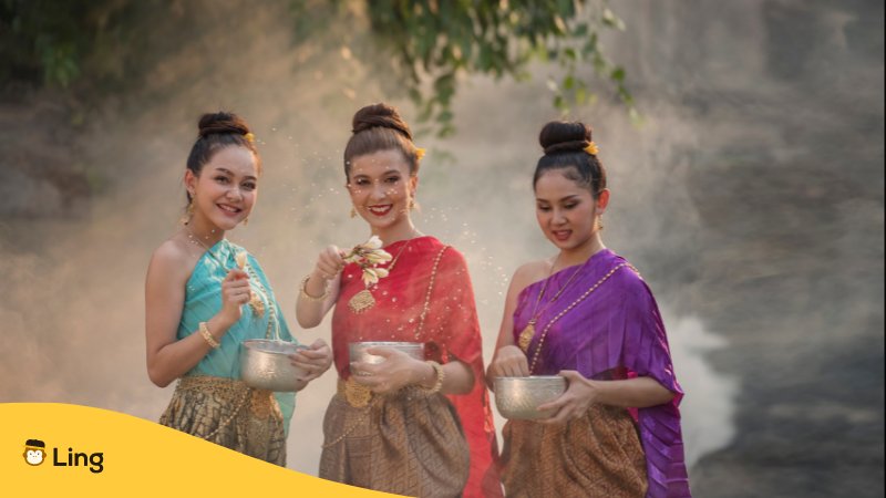 food culture of Lao people - Women in traditional clothes