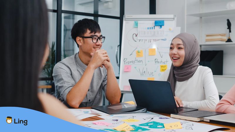 A Malay language teacher teaches students the different types of homonyms in Malay.