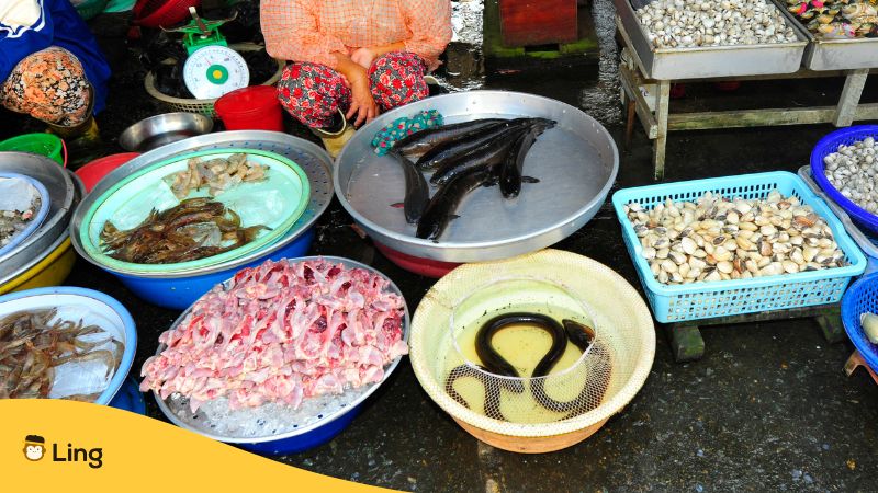 Learn how to score a bargain in the market with these short Vietnamese phrases.