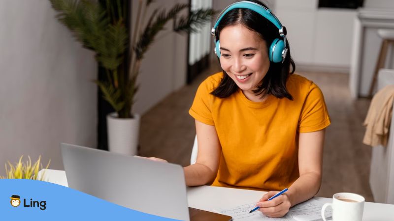 A Woman Learning The Thai Languge Through Online Language Learning Apps.
